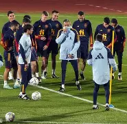 关于西班牙队表现出色，轻松取得下一轮资格的信息