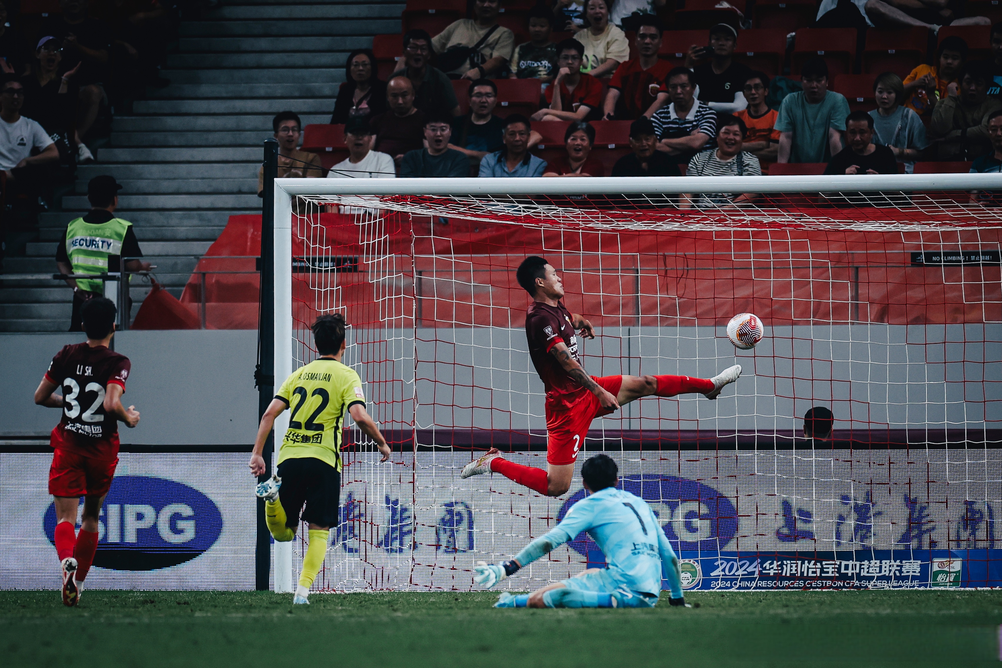 中国官网-包含紧张瞬间震撼球迷，比赛现场热血沸腾的词条