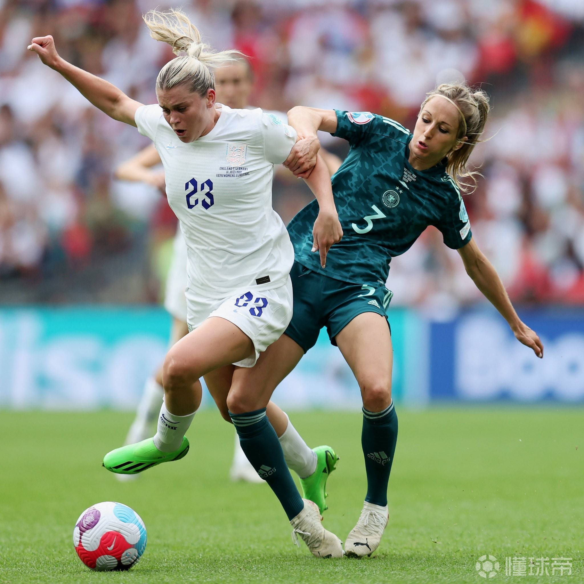 德国女足队员在国际赛事中击败对手晋级世界杯