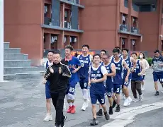 比赛中偶发冲突,让人关注球员间互动! 比赛中偶发冲突,让人关注球员间互动!